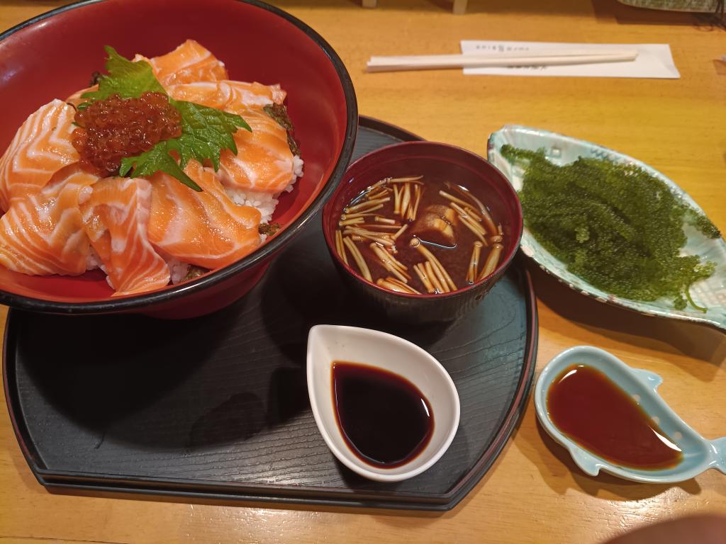 miwakeke's tweet photo. というわけで、寿しまつもとにランチしてきたヽ(=´▽`=)ﾉ

もちろんお目当ては海ぶどう♪
お嬢も私も大好きだけど、スーパーじゃ売ってないのよねぇ(´・ω・｀)
うにいくら大好きなお嬢は上寿司で、私は海鮮親子丼と言うww

可愛いドチザメの赤ちゃんも見てきたよ。 https://t.co/wOQMiRj8RA