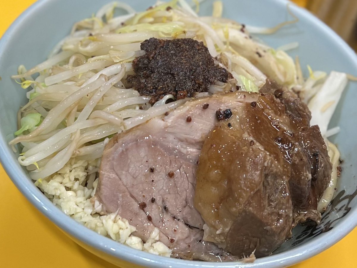 chakudon's tweet photo. ラーメン二郎 八王子野猿街道店2@京王堀之内
ひやこ(麺少なめ)+ニンニク少し。平日19:30で外待ち10名程。辺鄙だけど相変わらずの人気。マー油とフラオニをアクセントに冷涼感ある汁なし。うめえ。二郎かつ遠征ラストながらスルスルいける。アブラマシで旨味追加するのも良さそう。 https://t.co/rnrFRIWa06