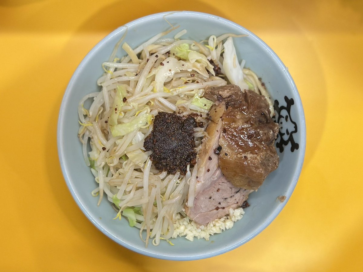 chakudon's tweet photo. ラーメン二郎 八王子野猿街道店2@京王堀之内
ひやこ(麺少なめ)+ニンニク少し。平日19:30で外待ち10名程。辺鄙だけど相変わらずの人気。マー油とフラオニをアクセントに冷涼感ある汁なし。うめえ。二郎かつ遠征ラストながらスルスルいける。アブラマシで旨味追加するのも良さそう。 https://t.co/rnrFRIWa06
