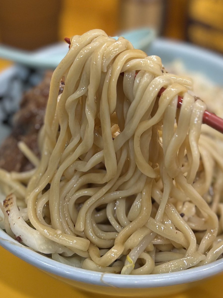 chakudon's tweet photo. ラーメン二郎 八王子野猿街道店2@京王堀之内
ひやこ(麺少なめ)+ニンニク少し。平日19:30で外待ち10名程。辺鄙だけど相変わらずの人気。マー油とフラオニをアクセントに冷涼感ある汁なし。うめえ。二郎かつ遠征ラストながらスルスルいける。アブラマシで旨味追加するのも良さそう。 https://t.co/rnrFRIWa06