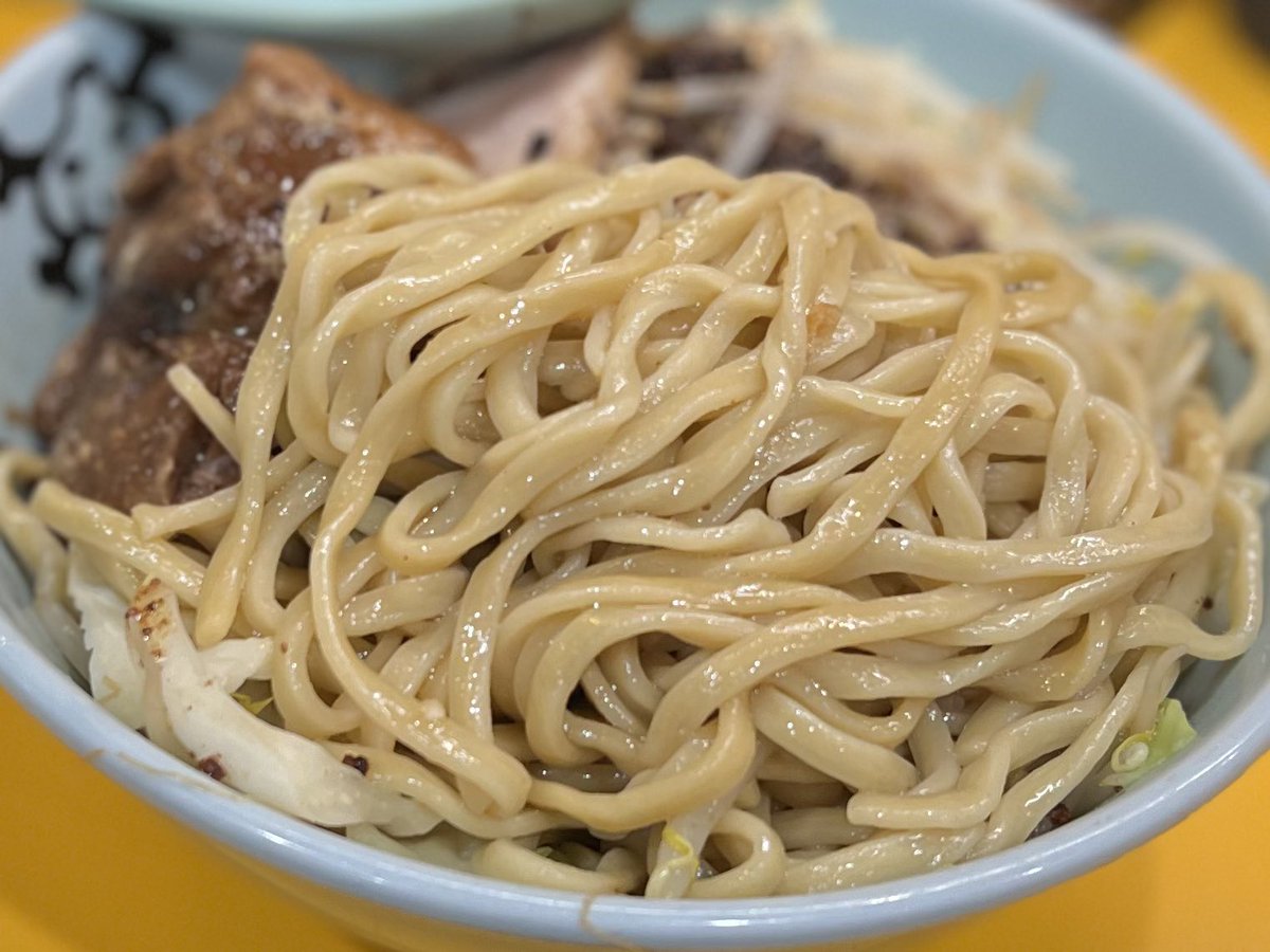 chakudon's tweet photo. ラーメン二郎 八王子野猿街道店2@京王堀之内
ひやこ(麺少なめ)+ニンニク少し。平日19:30で外待ち10名程。辺鄙だけど相変わらずの人気。マー油とフラオニをアクセントに冷涼感ある汁なし。うめえ。二郎かつ遠征ラストながらスルスルいける。アブラマシで旨味追加するのも良さそう。 https://t.co/rnrFRIWa06