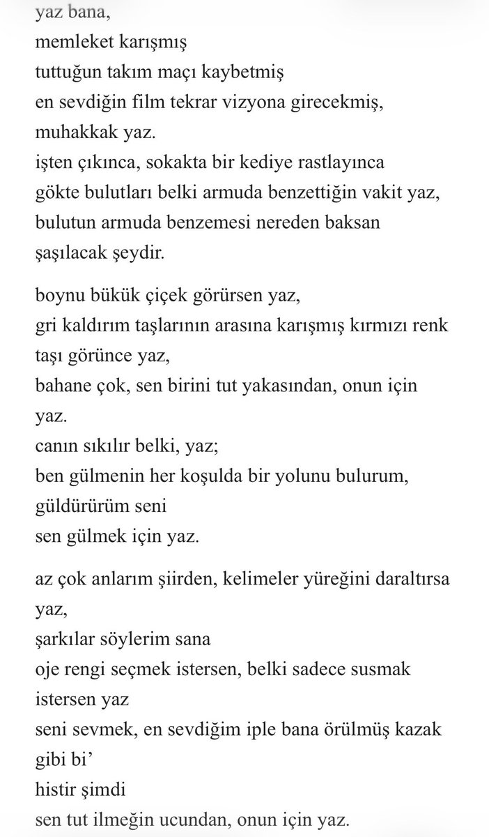 Ayse_Torun's tweet photo. Ayşegül Kızılarslan, "Kaçmak istediğim yerle varmak istediğim yerin aynı olması ne kadar tuhaf," diyor ve ekliyor: "Sevmek bu herhâlde."
Yıllar sonra bir Cumartesi şiiri ☺️
#biryudumkitap #biryudumşiir
#AyşegülKızılarslan #SevdaÇiçeği https://t.co/QNba2nHoXF