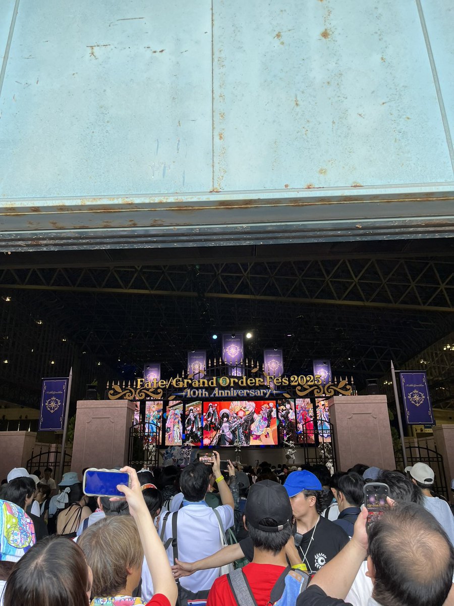 Antinottoriman's tweet photo. 去年のFGOフェスの様子

ファストも喫茶も2Dもダメだったので皆様の感想を糧にします‥

5:10 朝の日差しと共に列に並ぶ
大体二列目だろうか（ファスト）
6:00 ホール内へ移動、日差しから免れる
9:30 入場
どうか倒れず楽しんで✨

・冠位椅子あると便利（邪魔にならないように）

#FGO 
 #FGOフェス https://t.co/PhmNP2O4WA