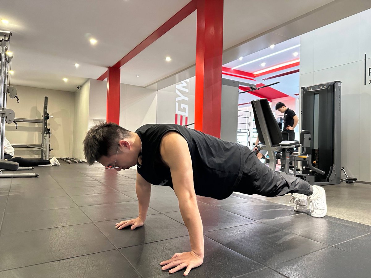 C7KQbcROSpPN1vw's tweet photo. Just hit a new PR after months of grinding through the grind—progress doesn’t happen when it’s comfortable. https://t.co/vrQ9TM7Qe5