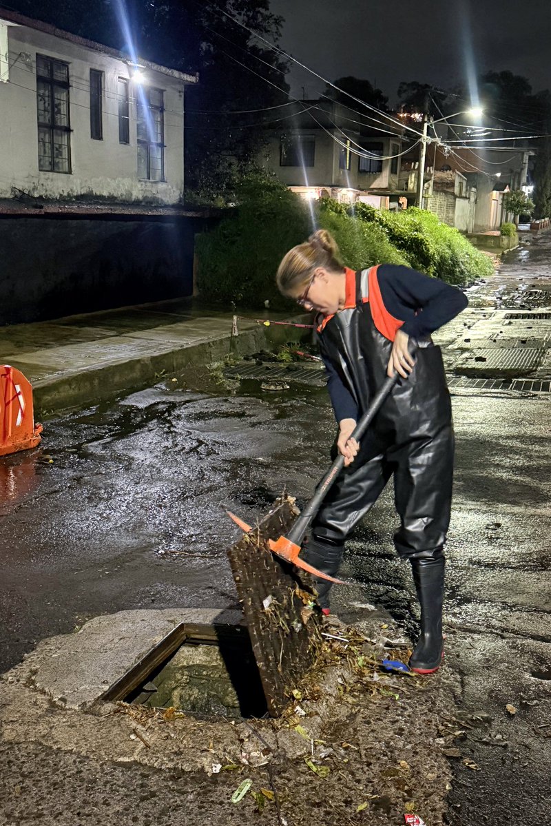 TlalpanAl's tweet photo. 🟠 Derivado de la Alerta Naranja por lluvias, nuestra alcaldesa, @Gabyosoriohdz, activó el Operativo Chubascos 24/7.

Desde el primer momento, el equipo de la Alcaldía salió a territorio para atender las afectaciones provocadas por la lluvia y brindar apoyo donde más se necesita.

Seguimos trabajando y atentos para cuidar a las familias tlalpenses. ✅🏃🏻‍♀️

#Tlalpan #OperativoChubascos #Lluvias