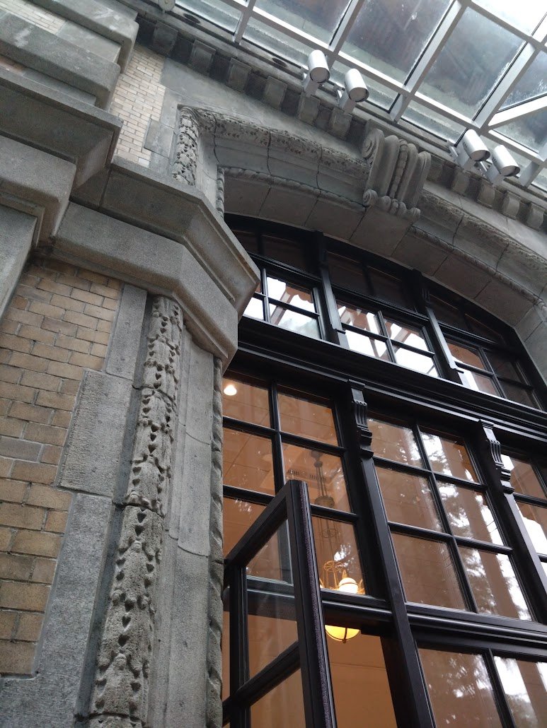 wanwan023's tweet photo. ゲリラ豪雨に避難するためとランチのために
隣の国際子ども図書館に行きました
私たちだけじゃなくて鳥たちも雨宿り
ここは帝国図書館→国会図書館分室→現在　となっている建物ですが
建物として新旧が融合された素敵なところ

知られてなくて人が少ないのが良い（あまり知られてほしくはない本音） https://t.co/XxX2PV8XO7