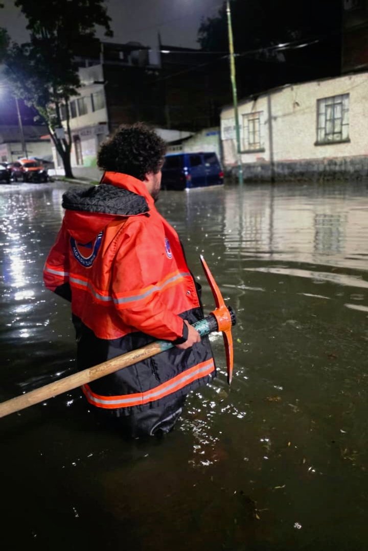 TlalpanAl's tweet photo. 🟠 Derivado de la Alerta Naranja por lluvias, nuestra alcaldesa, @Gabyosoriohdz, activó el Operativo Chubascos 24/7.

Desde el primer momento, el equipo de la Alcaldía salió a territorio para atender las afectaciones provocadas por la lluvia y brindar apoyo donde más se necesita.

Seguimos trabajando y atentos para cuidar a las familias tlalpenses. ✅🏃🏻‍♀️

#Tlalpan #OperativoChubascos #Lluvias