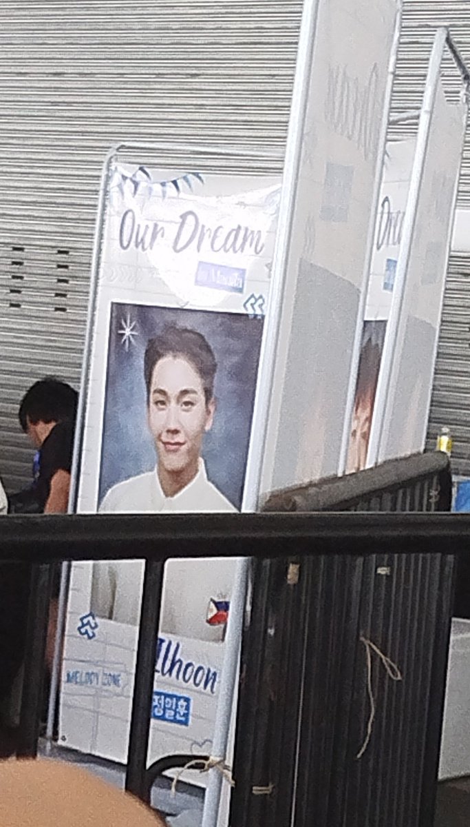 meloswift's tweet photo. #ILHOON_in_Manila 

FROM THIS                                 TO THIS!!!!!! https://t.co/U9qxePPKbT