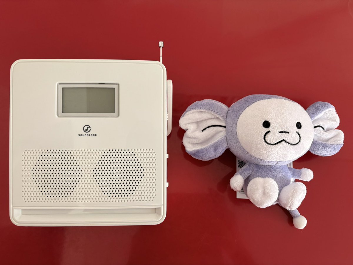 okookojooko's tweet photo. 執筆中にラジオを流したくて。
レトロなCDラジオを買いました。
雑音混じりの音が味わい深い。
スマホやPCでも聴けるけど、こういうのもいいよね。 https://t.co/CYnhkqwhab