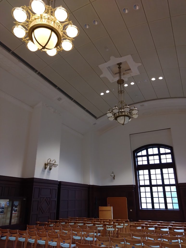 wanwan023's tweet photo. ゲリラ豪雨に避難するためとランチのために
隣の国際子ども図書館に行きました
私たちだけじゃなくて鳥たちも雨宿り
ここは帝国図書館→国会図書館分室→現在　となっている建物ですが
建物として新旧が融合された素敵なところ

知られてなくて人が少ないのが良い（あまり知られてほしくはない本音） https://t.co/XxX2PV8XO7