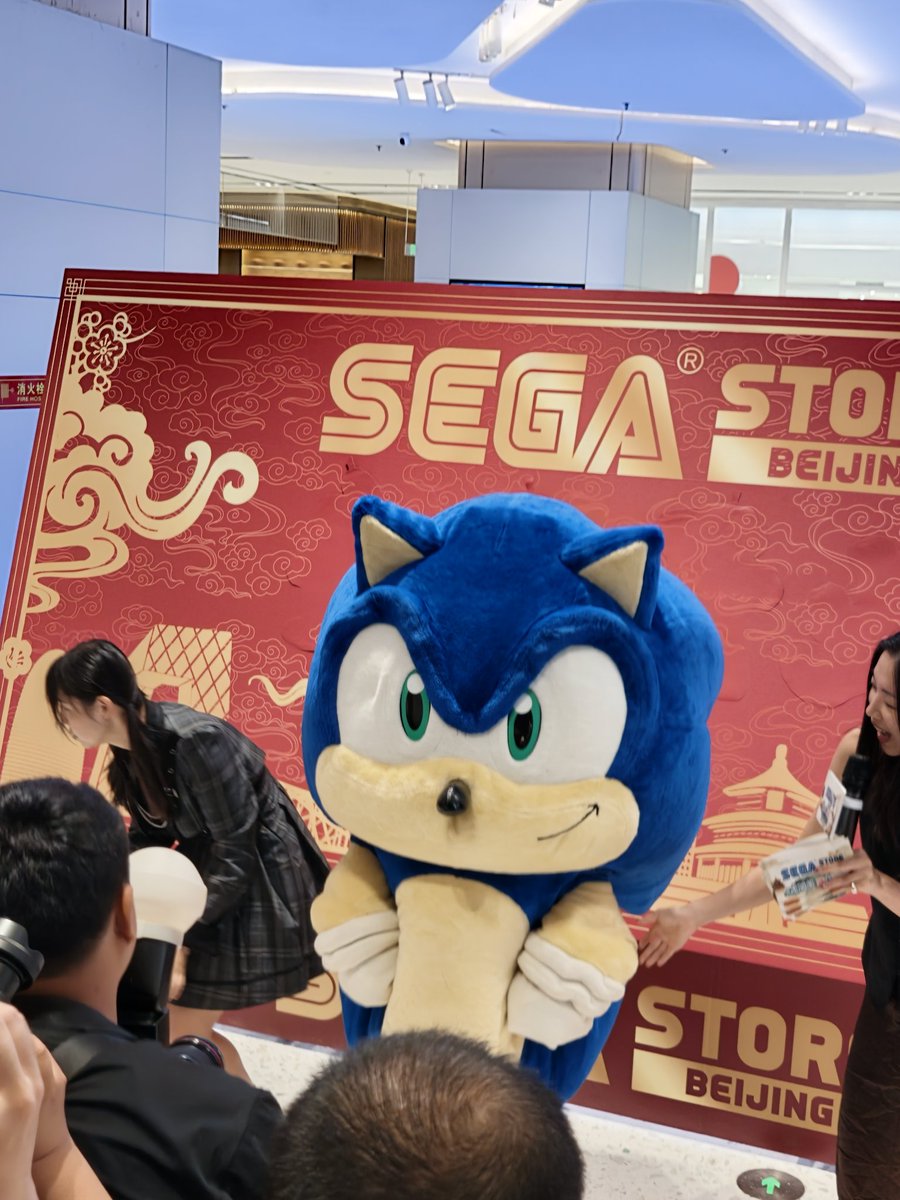 xqyh55s48's tweet photo. 北京のセガストアがオープンしたよ、本当に人がいっぱい！ソニックも応援に来てくれて、めっちゃ可愛かった！#ソニック https://t.co/bXjNCFreaf
