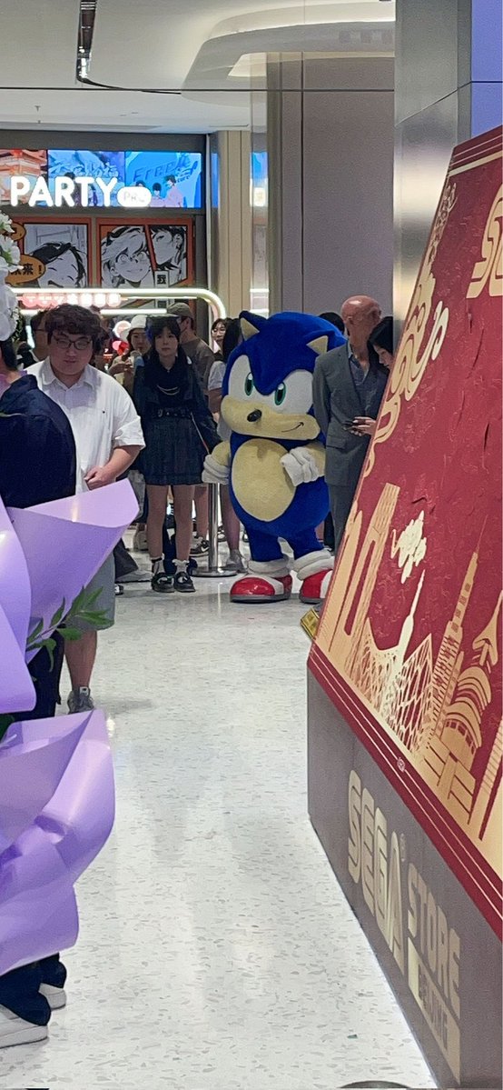 xqyh55s48's tweet photo. 北京のセガストアがオープンしたよ、本当に人がいっぱい！ソニックも応援に来てくれて、めっちゃ可愛かった！#ソニック https://t.co/bXjNCFreaf