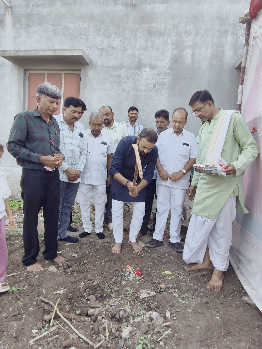 ijayeshradadiya's tweet photo. સૌનો સાથ
           સૌનો વિકાસ,

જામકંડોરણા તાલુકાના વૈભવનગર ગામે ગ્રામ પંચાયત ઓફીસ ભવન તેમજ ગામની પીવાના પાણીની લાઈનના કામનુ ખાતમુહૂર્ત કરીને ગાયમાતાને લાડવા ખવડાવીને ઉપસ્થિત આગેવાનો તેમજ ગ્રામજનોને વિકાસ કામો બદલ અભિનંદન સહ શુભકામનાઓ પાઠવી. https://t.co/JZ2lzAqQA2