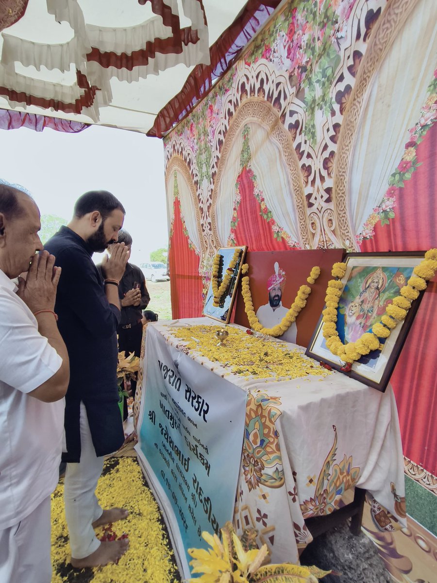 ijayeshradadiya's tweet photo. સૌનો સાથ
           સૌનો વિકાસ,

જામકંડોરણા તાલુકાના વૈભવનગર ગામે ગ્રામ પંચાયત ઓફીસ ભવન તેમજ ગામની પીવાના પાણીની લાઈનના કામનુ ખાતમુહૂર્ત કરીને ગાયમાતાને લાડવા ખવડાવીને ઉપસ્થિત આગેવાનો તેમજ ગ્રામજનોને વિકાસ કામો બદલ અભિનંદન સહ શુભકામનાઓ પાઠવી. https://t.co/JZ2lzAqQA2