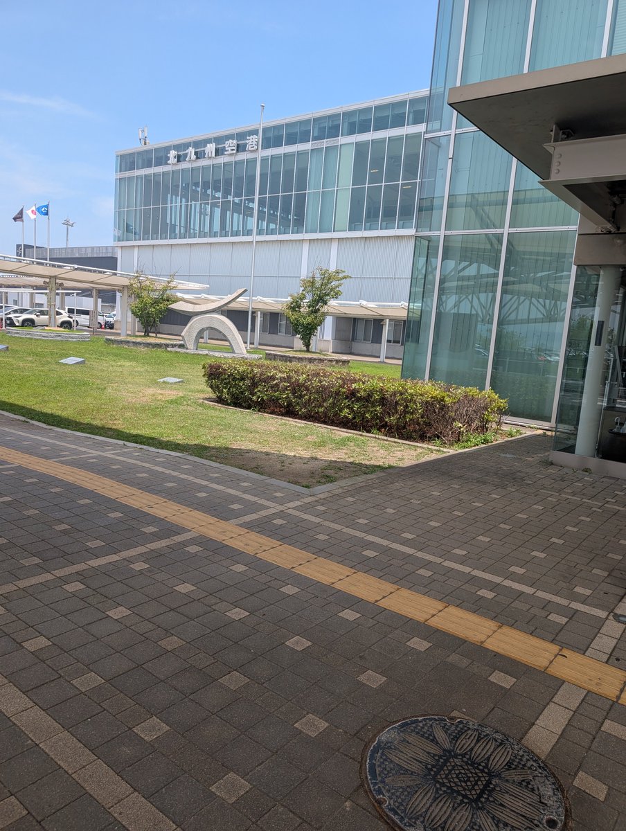 hinata72719's tweet photo. 今日から三連休。
空港でゆっくりすること滅多にないせいか、初めて気がついた。 https://t.co/CL6uUICopE