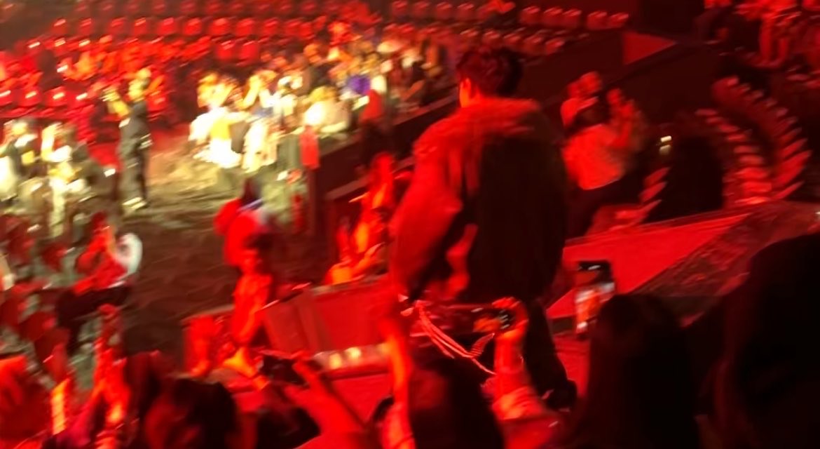 sens8e's tweet photo. walach yg dicuekin krittin ://

btw bisa diliat pas awal konser mulai, seat itu harusnya kosong 😅😅 https://t.co/7ZYpK2PicM