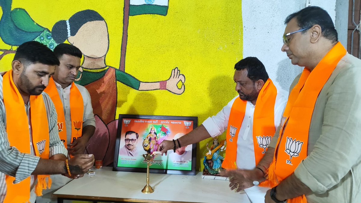 Kiritbhai_Patel's tweet photo. 📍રાજકોટ 
ડૉ. શ્યામાપ્રસાદ મુખર્જી ની  125મી જન્મજયંતિ નિમિત્તે રાજકોટ શહેર યુવા મોરચા દ્વારા આયોજિત વિદ્યાર્થી સંમેલનમાં ઉપસ્થિત રહેવાનો અને યુવા મિત્રો સાથે રાષ્ટ્રપ્રેમ, શિક્ષણ, નેતૃત્વ તથા વિકસિત ભારતના નિર્માણમાં યુવાનોની મહત્વપૂર્ણ ભૂમિકા અંગે પોતાના વિચારો રજૂ કરવાનો અવસર પ્રાપ્ત થયો.
ડૉ. શ્યામાપ્રસાદ મુખર્જી નું  રાષ્ટ્રનિષ્ઠ જીવન અને બલિદાન દરેક યુવાન માટે પ્રેરણાસ્ત્રોત છે. તેમના દર્શાવેલા માર્ગ પર ચાલી રાષ્ટ્રસેવામાં સમર્પિત રહેવાનો સંકલ્પ જ તેમની પ્રત્યેની સાચી શ્રદ્ધાંજલિ છે.
જય હિંદ! 🇮🇳
ભારત માતાની જય!
