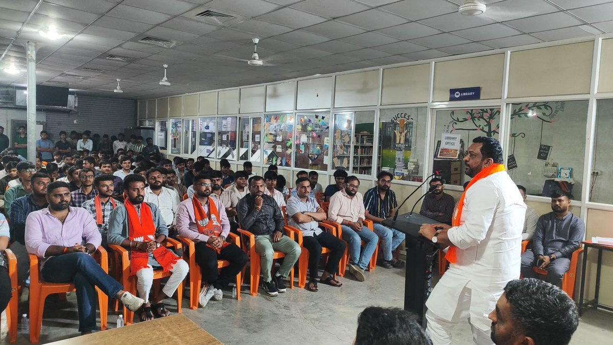 Kiritbhai_Patel's tweet photo. 📍રાજકોટ 
ડૉ. શ્યામાપ્રસાદ મુખર્જી ની  125મી જન્મજયંતિ નિમિત્તે રાજકોટ શહેર યુવા મોરચા દ્વારા આયોજિત વિદ્યાર્થી સંમેલનમાં ઉપસ્થિત રહેવાનો અને યુવા મિત્રો સાથે રાષ્ટ્રપ્રેમ, શિક્ષણ, નેતૃત્વ તથા વિકસિત ભારતના નિર્માણમાં યુવાનોની મહત્વપૂર્ણ ભૂમિકા અંગે પોતાના વિચારો રજૂ કરવાનો અવસર પ્રાપ્ત થયો.
ડૉ. શ્યામાપ્રસાદ મુખર્જી નું  રાષ્ટ્રનિષ્ઠ જીવન અને બલિદાન દરેક યુવાન માટે પ્રેરણાસ્ત્રોત છે. તેમના દર્શાવેલા માર્ગ પર ચાલી રાષ્ટ્રસેવામાં સમર્પિત રહેવાનો સંકલ્પ જ તેમની પ્રત્યેની સાચી શ્રદ્ધાંજલિ છે.
જય હિંદ! 🇮🇳
ભારત માતાની જય!