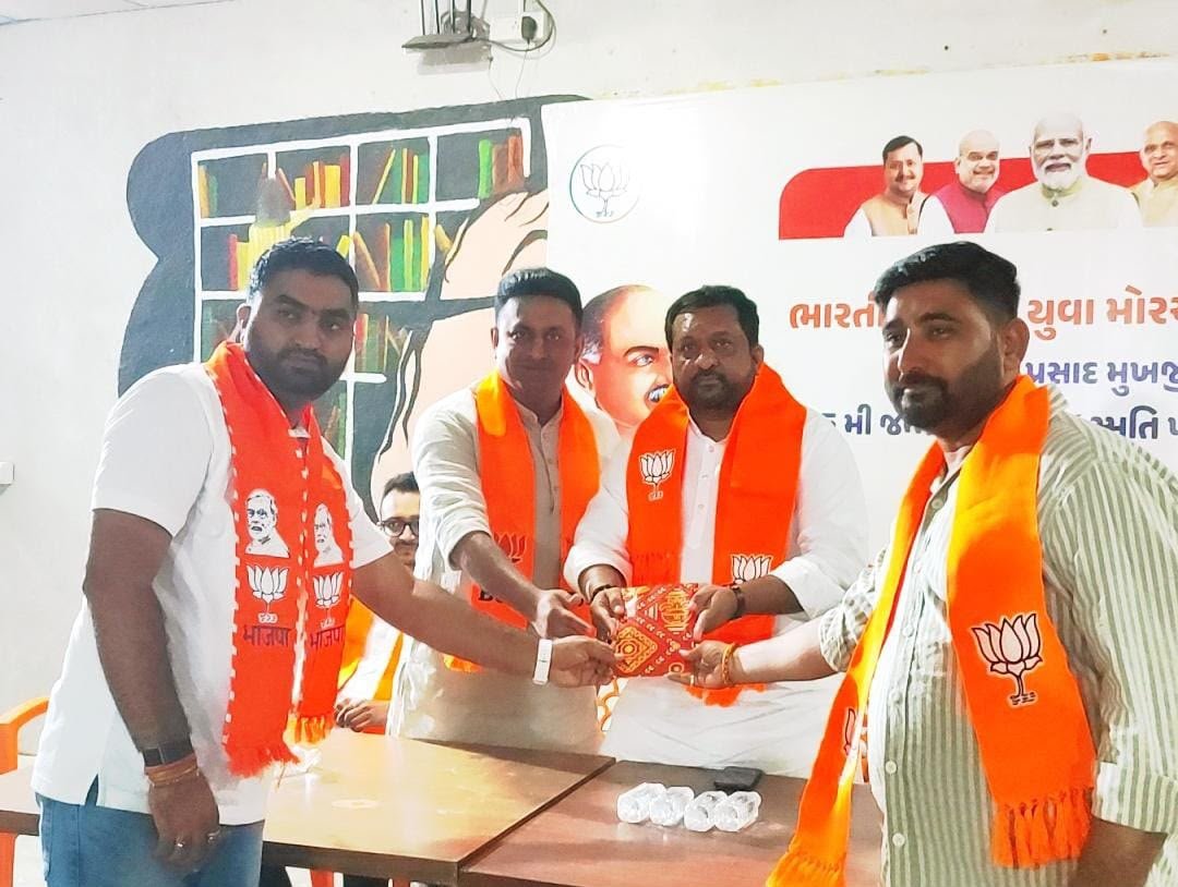 Kiritbhai_Patel's tweet photo. 📍રાજકોટ 
ડૉ. શ્યામાપ્રસાદ મુખર્જી ની  125મી જન્મજયંતિ નિમિત્તે રાજકોટ શહેર યુવા મોરચા દ્વારા આયોજિત વિદ્યાર્થી સંમેલનમાં ઉપસ્થિત રહેવાનો અને યુવા મિત્રો સાથે રાષ્ટ્રપ્રેમ, શિક્ષણ, નેતૃત્વ તથા વિકસિત ભારતના નિર્માણમાં યુવાનોની મહત્વપૂર્ણ ભૂમિકા અંગે પોતાના વિચારો રજૂ કરવાનો અવસર પ્રાપ્ત થયો.
ડૉ. શ્યામાપ્રસાદ મુખર્જી નું  રાષ્ટ્રનિષ્ઠ જીવન અને બલિદાન દરેક યુવાન માટે પ્રેરણાસ્ત્રોત છે. તેમના દર્શાવેલા માર્ગ પર ચાલી રાષ્ટ્રસેવામાં સમર્પિત રહેવાનો સંકલ્પ જ તેમની પ્રત્યેની સાચી શ્રદ્ધાંજલિ છે.
જય હિંદ! 🇮🇳
ભારત માતાની જય!