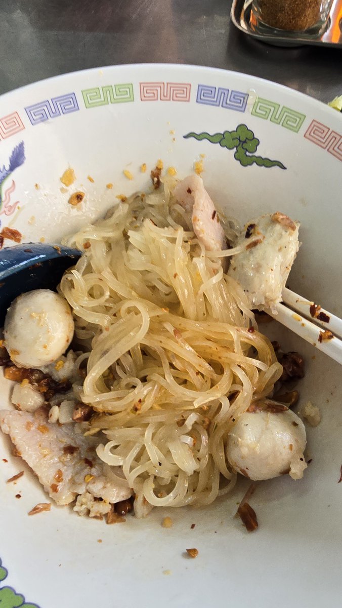 iSEEDA_'s tweet photo. เคยสั่งก๋วยเตี๋ยวเพิ่มอีกชาม ทั้งๆที่อิ่มแล้ว แค่เพราะอยากกวนติงคนป่ะ

เรื่องมันเกิดจากนี่อยากไปกินเตี๋ยวเล็กต้มยำแห้งตามแก๊งเซจอง ที่ไวรัลเพราะรีแอคกินเล็กต้มยำแห้ง พอสั่งละได้ที่นั่ง นี่ก็นั่งรอจนได้ก๋วยเตี๋ยวมา สักพักมีพนังงานออฟฟิศมา ละที่นั่งในร้านไม่มีแล้ว พนังงานร้านก็มาถามว่าให้เราแชร์โต๊ะได้ไหม (เพราะนี่ไปคนเดียว เขามาสอง) เราก็บอกว่าได้ค่ะ เชิญเลย แต่เขาไม่ยอม ไม่อยากแชร์ (โอเคนี่ก็เข้าใจ ไม่อะไรต่อ ก็กินของตัวเองไป แต่มันไม่จบคือชีมายืนตรงโต๊ะนี่เลย(แบบติดโต๊ะอ่ะ) ละยืนอยู่อย่างนั่น(ฟิวกดดัน) ทางนี่ก็ไม่ชอบที่มีคนมาคอยกดดันตอนกิน จากที่จะรีบกินรีบไป เลยลดจังหวะการกินลง ละพอกินหมด ก็สั่งจานใหม่มาอีกจานเลย ระหว่างนั่งรอก็มีลูกค้าคนอื่นมาขอแชร์โต๊ะด้วย นี่ก็ตามสบายค่ะ (ความกวนติงเล็กๆของนี่เท่านั้น ปกติเป็นคนขี้เกรงใจค่ะ😌)