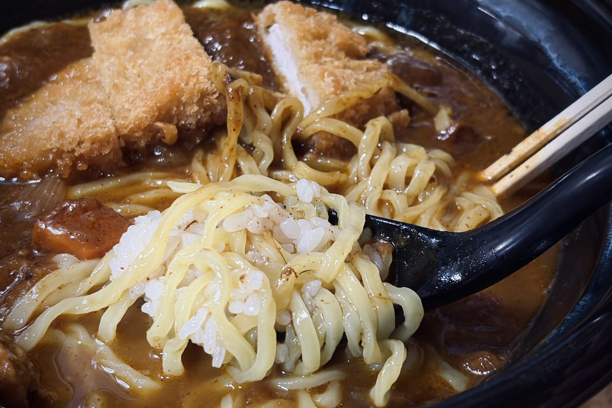 always_rain3's tweet photo. 七年前、大学生最後の夏に食べたあの味が忘れられず、久しぶりに会津川口の食堂おふくろへ。

ここの名物はカツカレーミックスラーメン。初めてみた時は衝撃を受けたがこれがかなり美味しい。
会津川口に来たらぜひ食べてみてほしい一杯、皆様もぜひ。

食堂おふくろ https://t.co/aKRbSSYsin