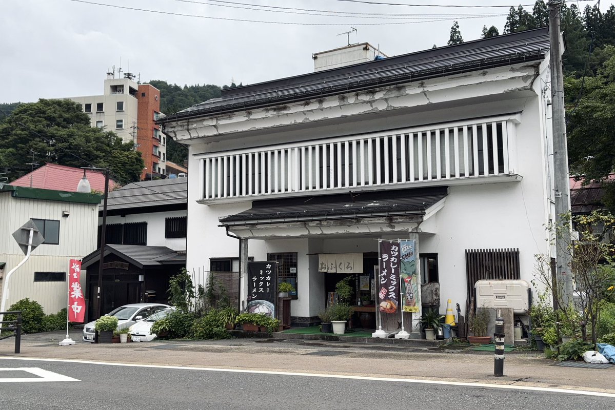 always_rain3's tweet photo. 七年前、大学生最後の夏に食べたあの味が忘れられず、久しぶりに会津川口の食堂おふくろへ。

ここの名物はカツカレーミックスラーメン。初めてみた時は衝撃を受けたがこれがかなり美味しい。
会津川口に来たらぜひ食べてみてほしい一杯、皆様もぜひ。

食堂おふくろ https://t.co/aKRbSSYsin