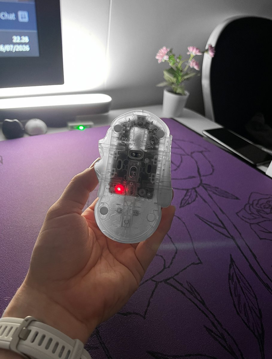 rattecs's tweet photo. Just got my Pathfinder Ghost Edition after winning it from a giveaway.

First config I'm running on it:
→ Left: Fulcrum (F) + 1 spacer
→ Right: Wave (C)
→ Hump: Medium (M)

The clear shell is clean af and the shape already feels pretty perfect.

Customizing it to fit your hand is so cool and this one's already feeling like mine.

(Not a paid post or endorsement, just sharing that I got it and the shape I'm running)