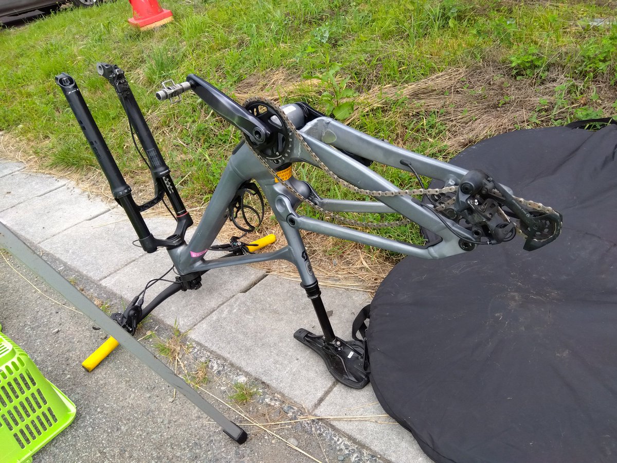 ryuji_rrmax's tweet photo. 見ろ!バイクがゴミのようだ https://t.co/UKBVmwP1NQ