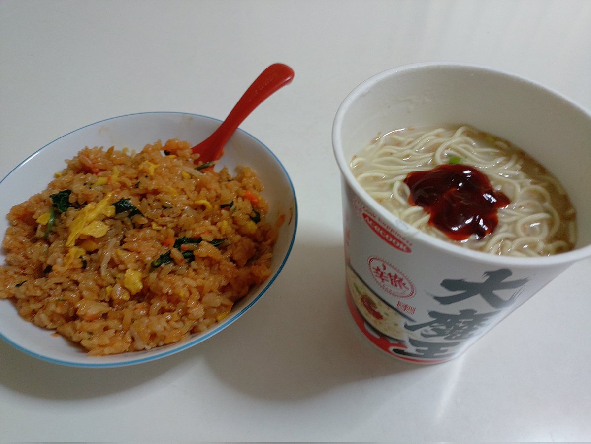 maaboo1129's tweet photo. 我が家にも大魔王が来ました😆
ペーストを入れる前は美味しい豚骨ラーメン🍜
ペーストを入れた途端に大魔王が現れました😈
少し硬めのストレート麺は喉越しがよく、辛いスープの中にいるプチプチの胡麻がいい仕事をしてました😆
体のためにスープ完飲は避けましたが😅美味しかったで〜す😊

#びび木 https://t.co/E06SllY9jn