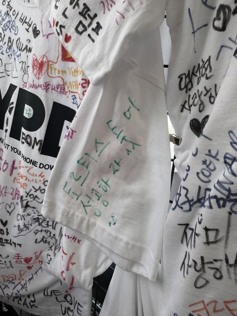 CORTISINDONESIA's tweet photo. [260718] PHOTO

kaos pypd yang udah di coret-coret sama coer 😭🤍

ctto.
#CORTIS #코르티스 #GREENGREEN
🐼 https://t.co/MvFYJghj7H