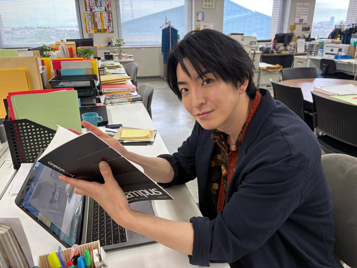 shinainaru_ytv's tweet photo. 🥀『親愛なる夫へ 〜完璧な妻の嘘〜』

＼✨第3話 オフショット公開✨／

3話の撮影の合間で📸

本編とはひと味違う
オフショットならではの姿をぜひご覧ください！

みなさんの"推しカット"も
ぜひコメントで教えてください🫶

#田中麗奈　#古川雄大
#前田公輝　#尾崎匠海( #INI ) https://t.co/Qv15AurKFF