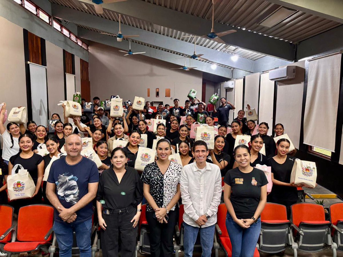 PajaroVaquero's tweet photo. Fernando Huerta y Ana Gabriela Delgado entregaron kits de viaje a la Delegación Flor de Piña 2026 y a la Banda Filarmónica que representarán a Tuxtepec en la #Guelaguetza2026.
#Tuxtepec #FlorDePiña
https://t.co/ci5ELWctPF https://t.co/9oxLJuTiEv