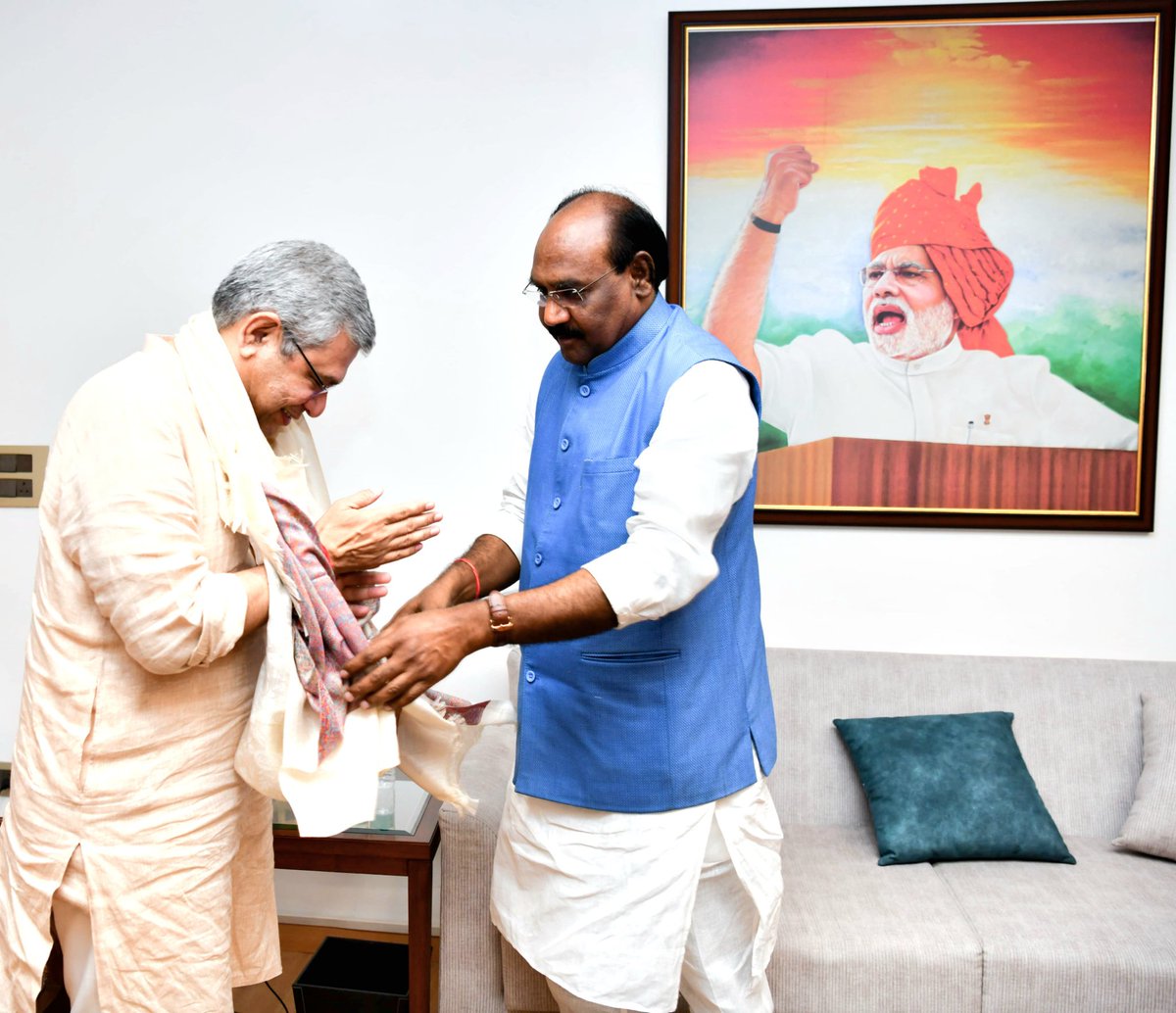 LalSinghArya's tweet photo. कुशल प्रशासक, कर्मठ और नवाचार करने वाले, सहज-सरल व मदुभाषी व्यक्तित्व के धनी, विकसित भारत के संकल्प को पूर्ण करने के लिए समर्पित भारत सरकार में केंद्रीय रेल एवं संचार मंत्री श्री अश्विनी वैष्णव जी, आपको जन्म दिवस की शुभकामनाएं!
 
आपके सुदीर्घ जीवन व सदैव स्वस्थ रहने की देवाधिदेव महादेव से कामना करते है।
@AshwiniVaishnaw