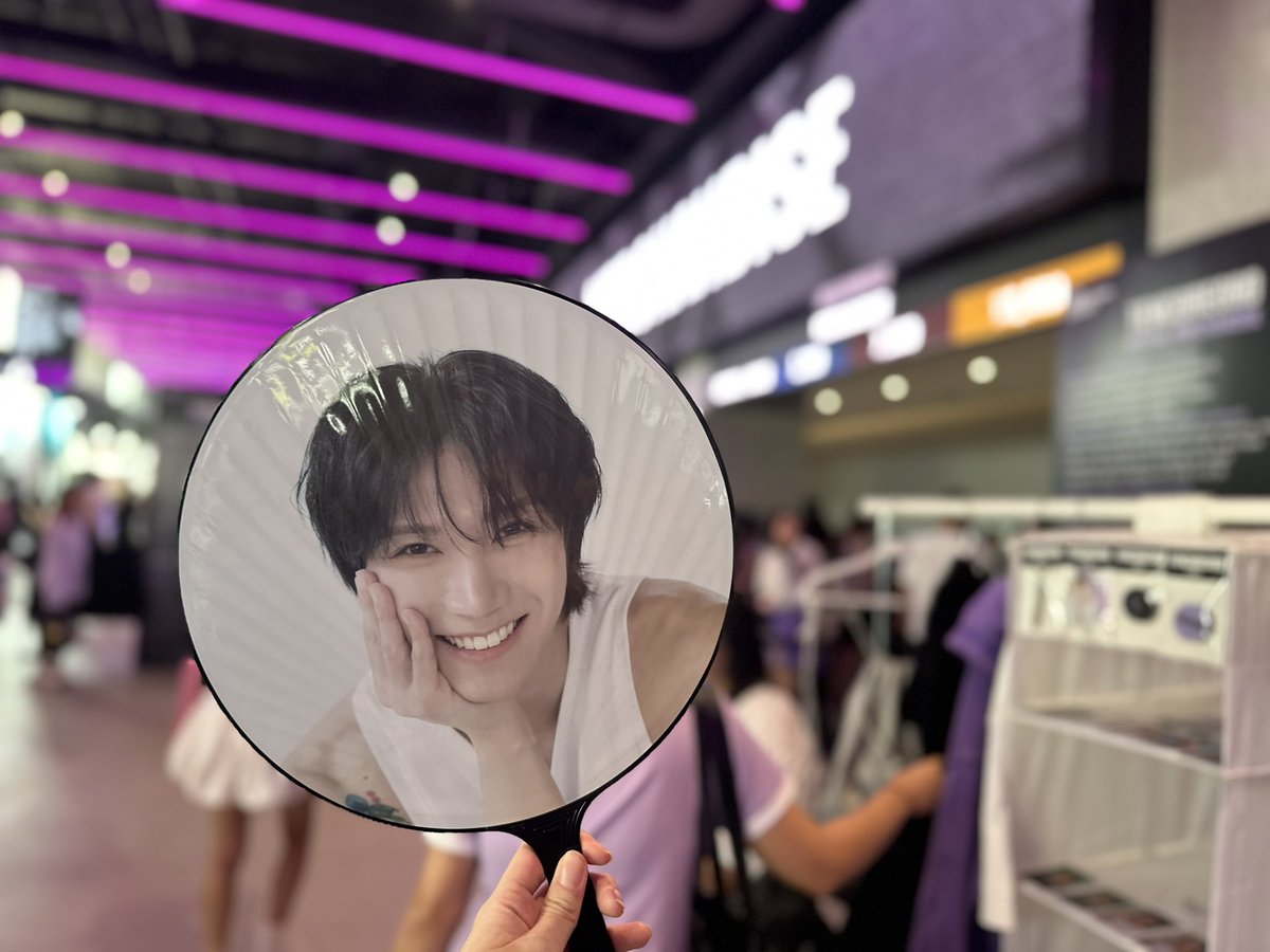 tenthsound's tweet photo. พี่ๆ 10vely ถึงแล้วอย่าลืมมาซื้อ Official Merchandise หรือใคร Pre-Order ไว้ อย่าลืมเตรียมเอกสารมาให้พร้อมแล้วรับน้องล์กับบ้านกันน้า💜🫶🏻

#TENCORE0110Concert_Day2
#TENCORE0110_Merchandise
#TENCORE0110iscalling #TENCORE0110Concert 
#10YearsWithTEN https://t.co/1NSs5xNekU