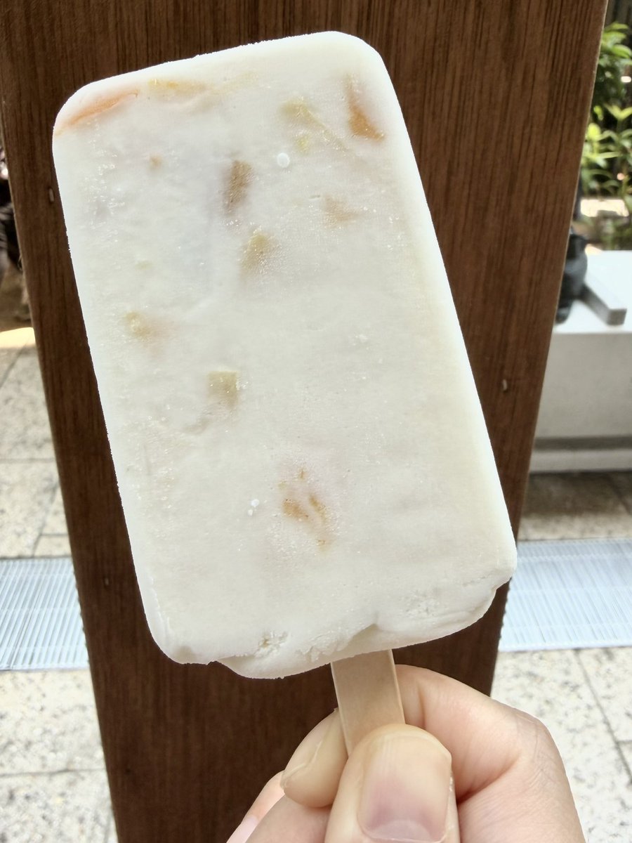 no_03_13's tweet photo. 梅田のKITTEのところで白くまサンプリングイベントやってた！

暑い外で食べるアイス美味しい😋

#新しい白くまがやってきた https://t.co/AFyX3zdwSb