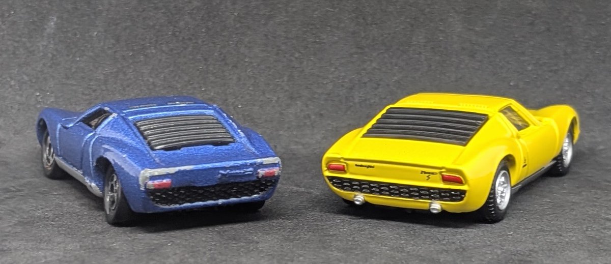 Foster_REDS15's tweet photo. ランボルギーニ ミウラ P400S

1,000円切りのプライスで
このギミックはスバラシイ！！
50年前の金型で
1997年再販のSVと並べましたが
このSVも良い金型だと思います✌

#トミカプレミアム
#トミカ
#ミニカー
#ランボルギーニ https://t.co/HThGxG4QPk