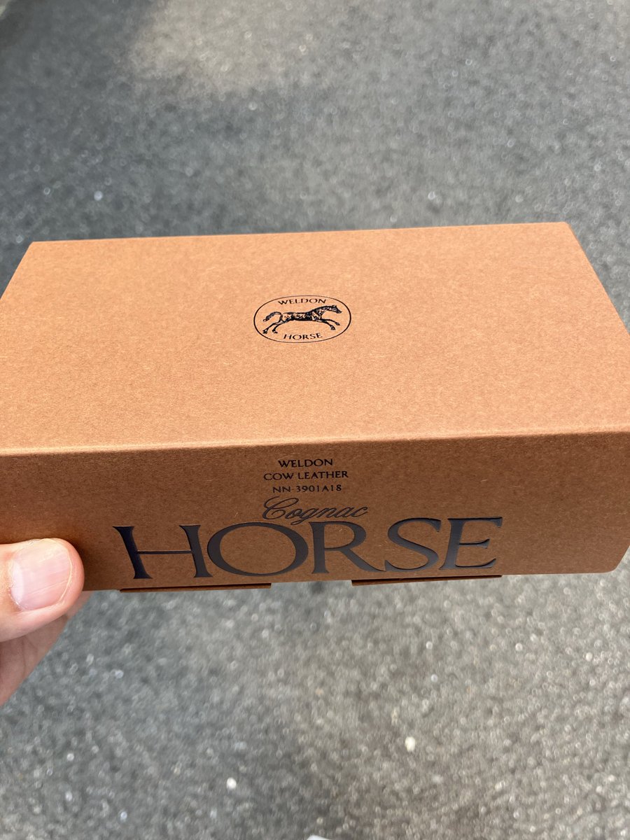 haromuroha's tweet photo. 高そうなチョコ入ってそう https://t.co/1QGMoTfsz3