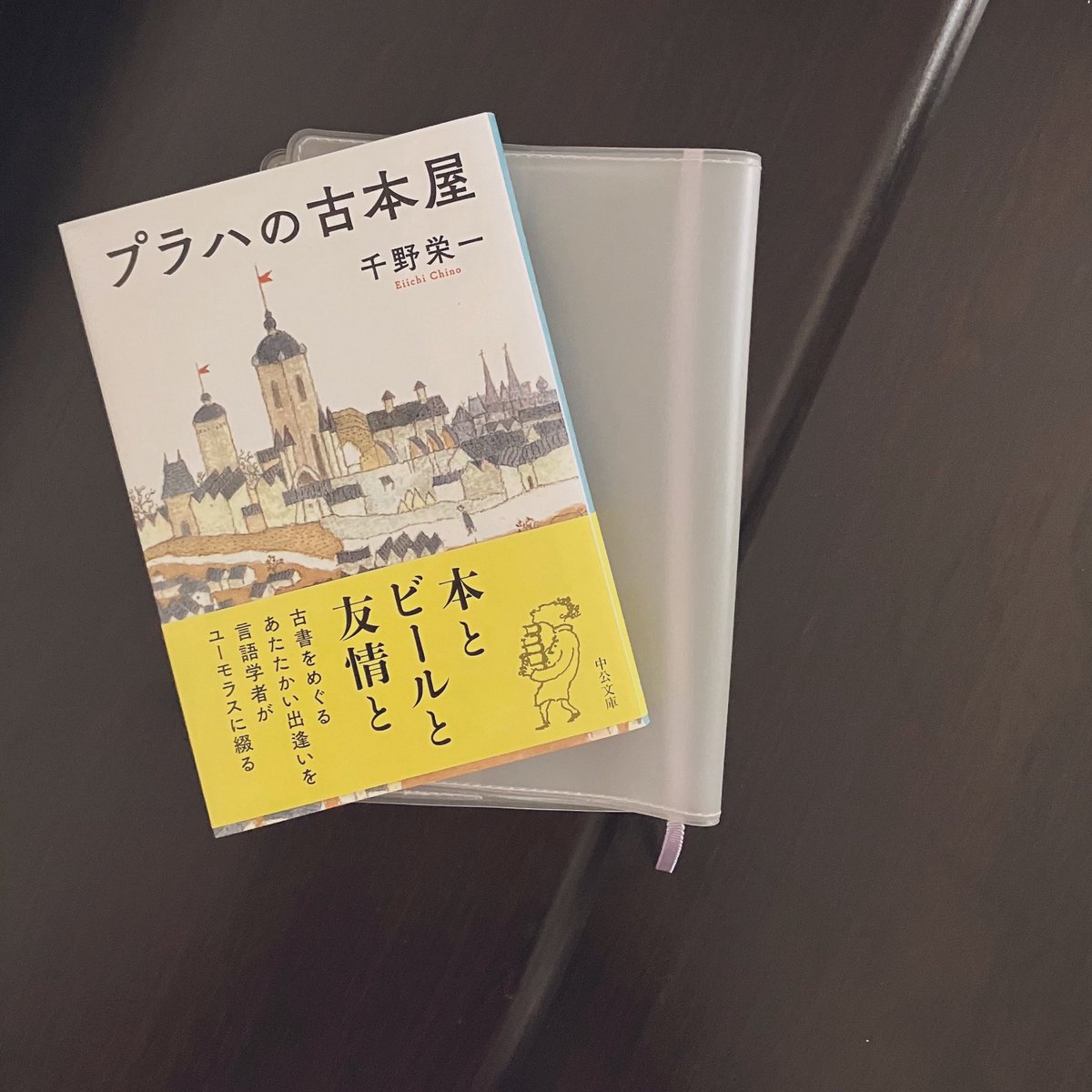 coffeeY_Y's tweet photo. #読了

プラハの古本屋 / 千野栄一

すてき、こんな街歩きしてみたい。稀覯本収集かあ。
本当に本が好きな人たちがやってる古本屋。新参者ですが、ちょっとでいいから覗かせてほしい https://t.co/JsOCWrPl5t