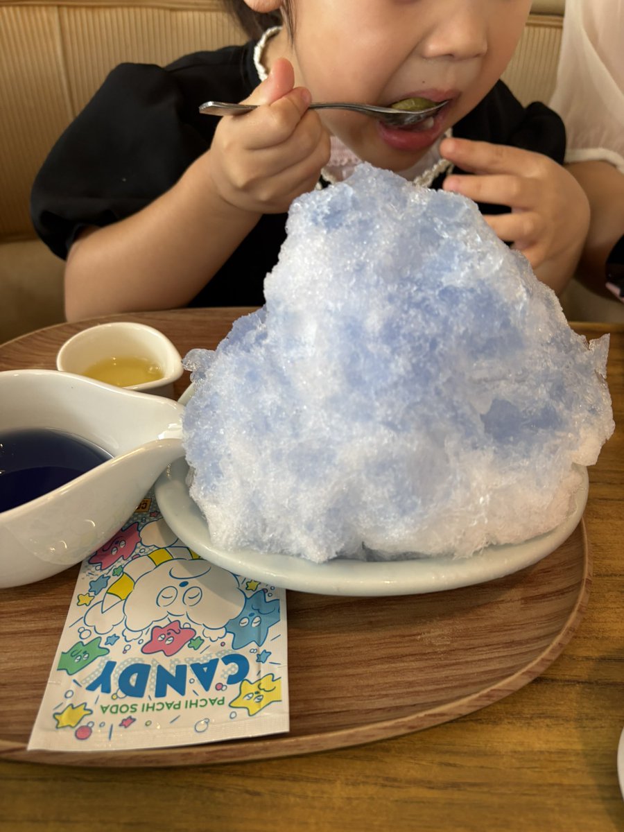 今年もCocosのかき氷を食べに来ました！ オイラは宇治金時、妻はいちご