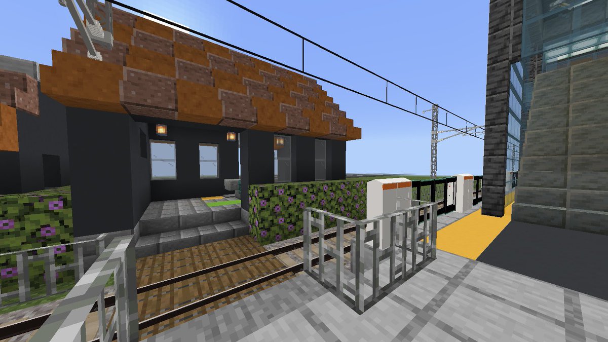 TR_RAILWAY_SABA's tweet photo. 【📢お知らせ】

高萩電鉄盾山駅の東口駅舎の橋上化工事が完了しました。

(1.2枚目：完成後　3.4枚目：工事開始前)

#鉄道アドオン #mtc_ss #mtc_addon  
#高萩電鉄 #マイクラ建築 https://t.co/AC9KWkiQEP