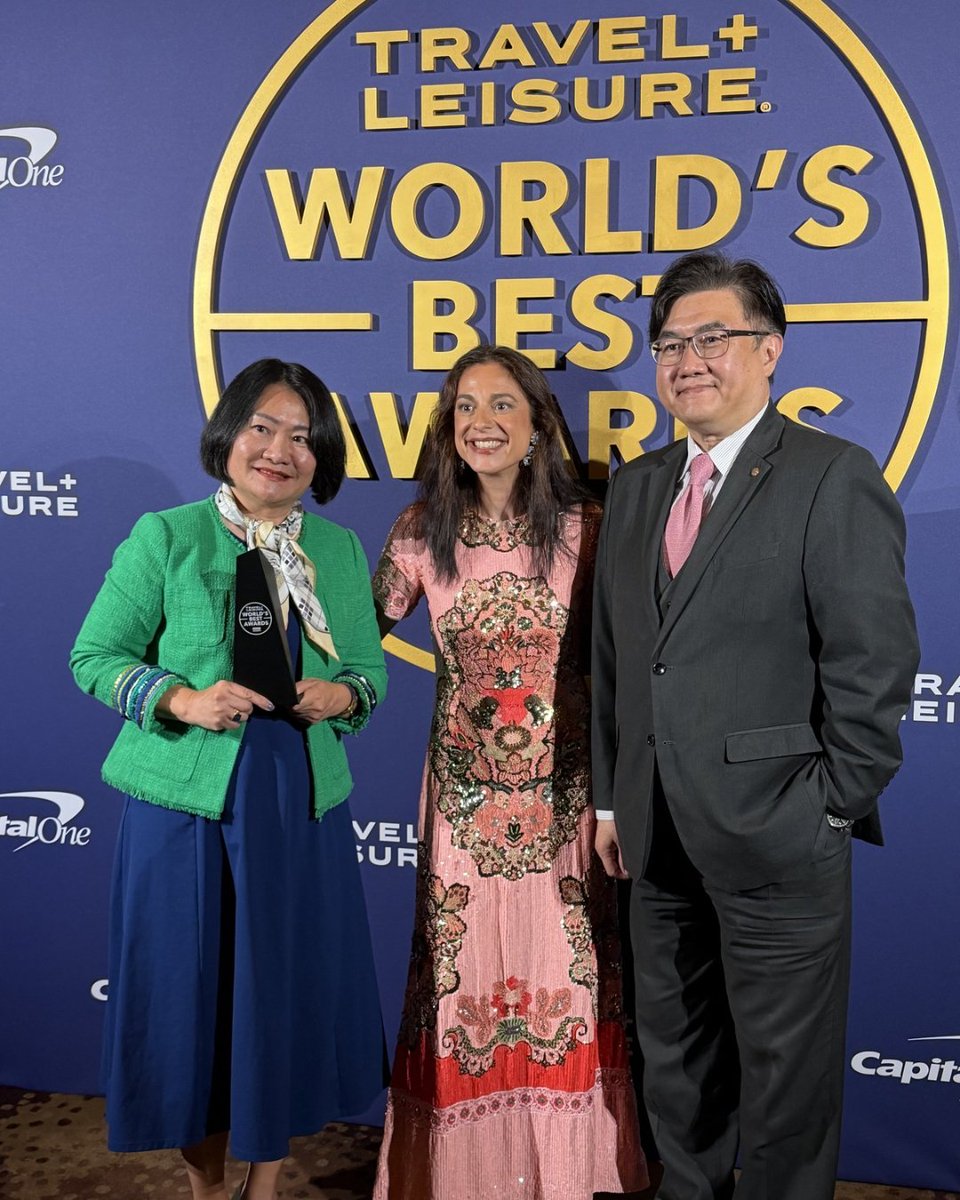 EVAAirUS's tweet photo. A proud moment for EVA Air. 🏆💚
Honored to celebrate this recognition at the Travel + Leisure World's Best Awards ceremony.
Thank you for being part of our journey.
#EVAAir #TravelAndLeisure #WorldsBest #FlyWithEVA #TravelAsia https://t.co/7MEnXRlDFJ