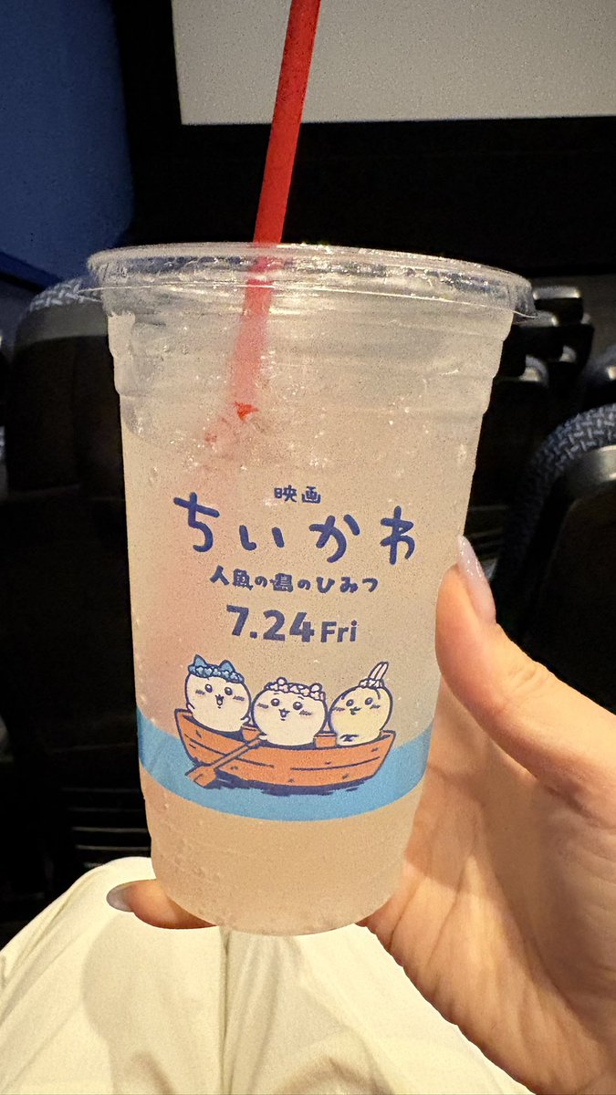 _airui_'s tweet photo. まだ公開前だけど映画館でちいかわドリンク売ってた！ https://t.co/nOwmfsyBjV