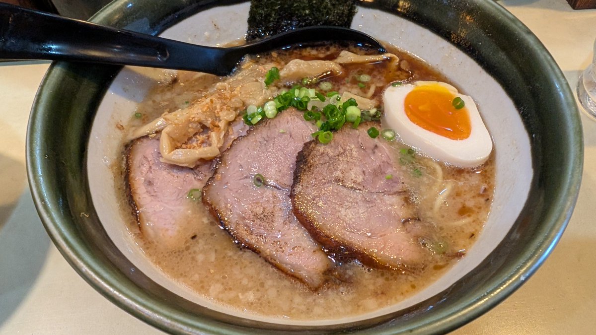 mushroom_fall's tweet photo. 昔よく行ってた香味油系のラーメン久々に食べてきたんだけど昔と変わらず良かったのでにっこり https://t.co/O8SHfMAvfq