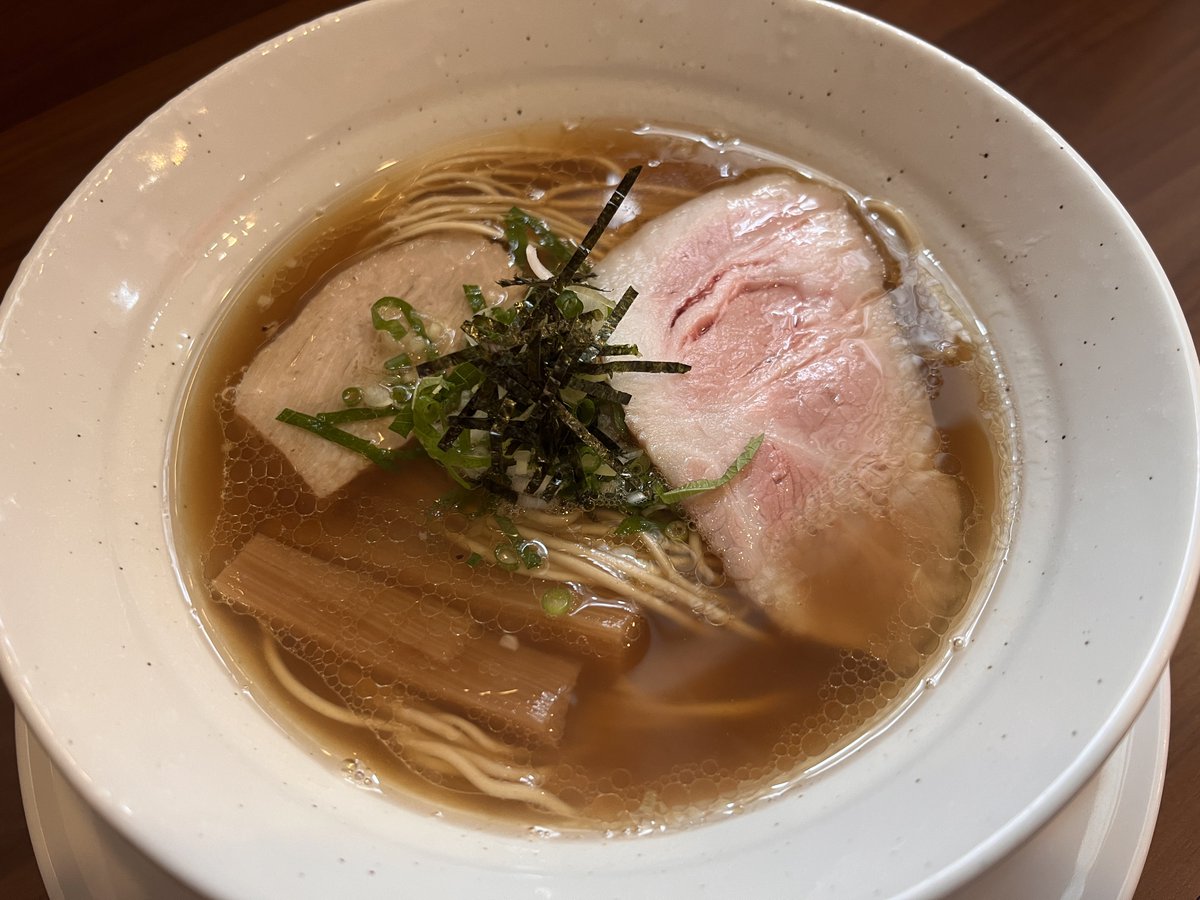 NyosGame's tweet photo. 本日は煮干しラーメン！
煮干しを感じます！そこまで強強の煮干しじゃなく程よい感じのスープ〜これは飲み飽きない味ですw
そして安定の細麺〜やっぱ硬めが好きw
リゾット用のご飯を頼んでスープをかけたらたまんなかったっすねww
ごちそうさまでした😋
#ドラクエラーメン部 https://t.co/2tjkC8Kahj