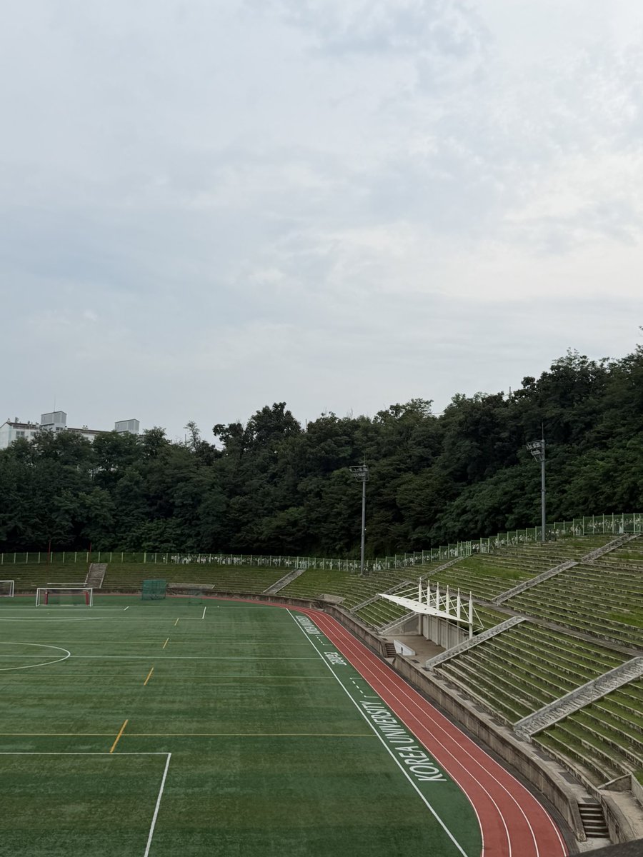 8ETLI8_8's tweet photo. 하 다들 티니존 가시려면 빨리오셔유…
어제 줄이 너무 길어서 전 포기했어요
그래서 오늘은 일찍 가려구요 https://t.co/pkXdOSOQL0