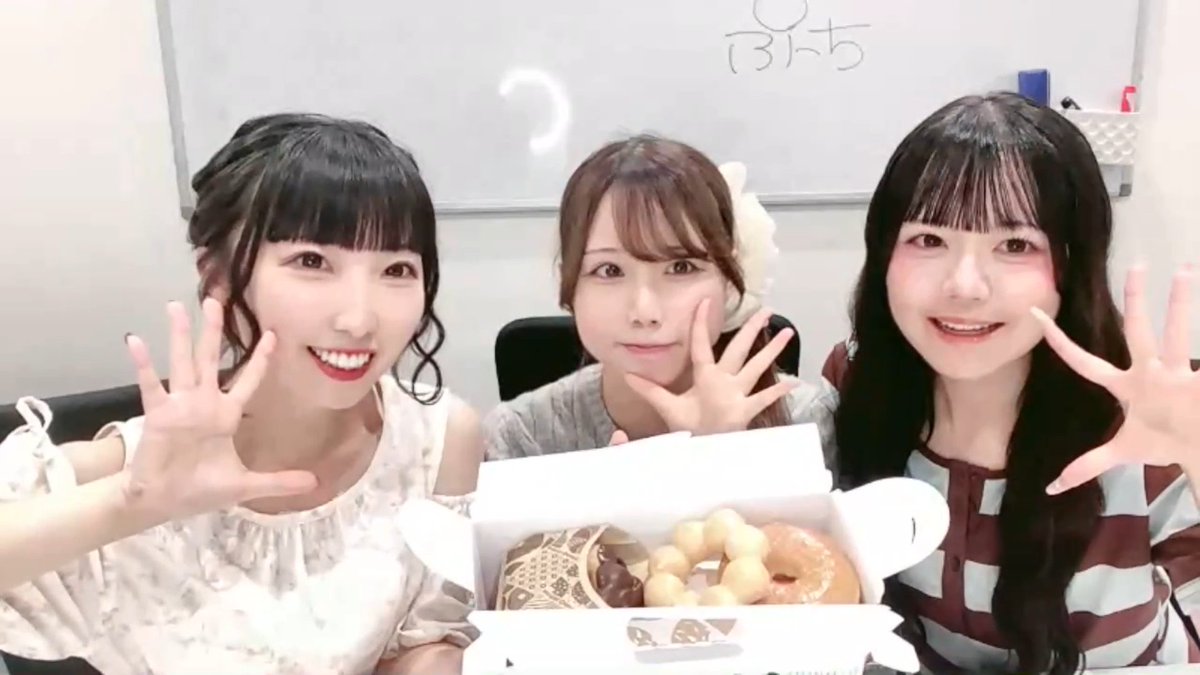 EnjoyShun4649's tweet photo. 昨日の夜にニコ生で配信してた「すまぱるぷっち もっちゅりん配信」でのスクショタイムまとめです！
３人とも可愛い笑顔を見せてくれました♪
もっちゅりん、美味しそうだったね～
（※画像の反転加工してます！）
@athome_cafe (#あっとほぉーむカフェ)
@maid_sumairu (#すまいる)
@maid_palulu (#ぱるる)
@maid_pucchi (#ぷっち)
@nico_nico_info (#ニコニコ)
@nicolive_PR (#ニコニコ生放送)
#ニコ生
#生放送
#配信
#ミスタードーナツ
#もっちゅりん
#メイドカフェ
#秋葉原
#本店