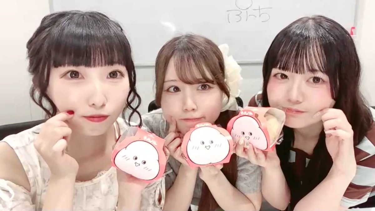 EnjoyShun4649's tweet photo. 昨日の夜にニコ生で配信してた「すまぱるぷっち もっちゅりん配信」でのスクショタイムまとめです！
３人とも可愛い笑顔を見せてくれました♪
もっちゅりん、美味しそうだったね～
（※画像の反転加工してます！）
@athome_cafe (#あっとほぉーむカフェ)
@maid_sumairu (#すまいる)
@maid_palulu (#ぱるる)
@maid_pucchi (#ぷっち)
@nico_nico_info (#ニコニコ)
@nicolive_PR (#ニコニコ生放送)
#ニコ生
#生放送
#配信
#ミスタードーナツ
#もっちゅりん
#メイドカフェ
#秋葉原
#本店