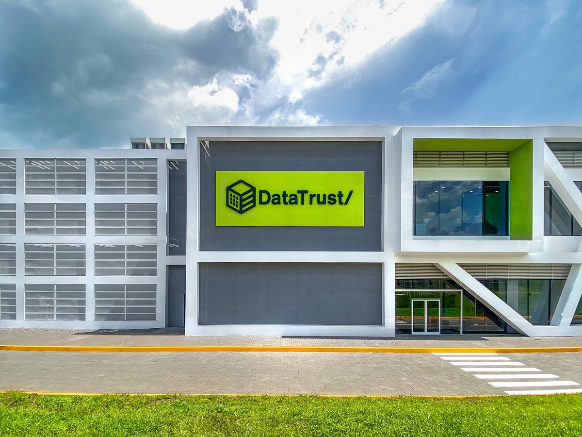 DaniaGonzalz's tweet photo. Los centros de datos son mucho más que edificios con servidores. Son infraestructura crítica para la economía digital: permiten almacenar y procesar información de forma segura, impulsan servicios en la nube, facilitan el desarrollo de tecnologías basadas en IA y generan confianza para que nuevas empresas inviertan en el país.