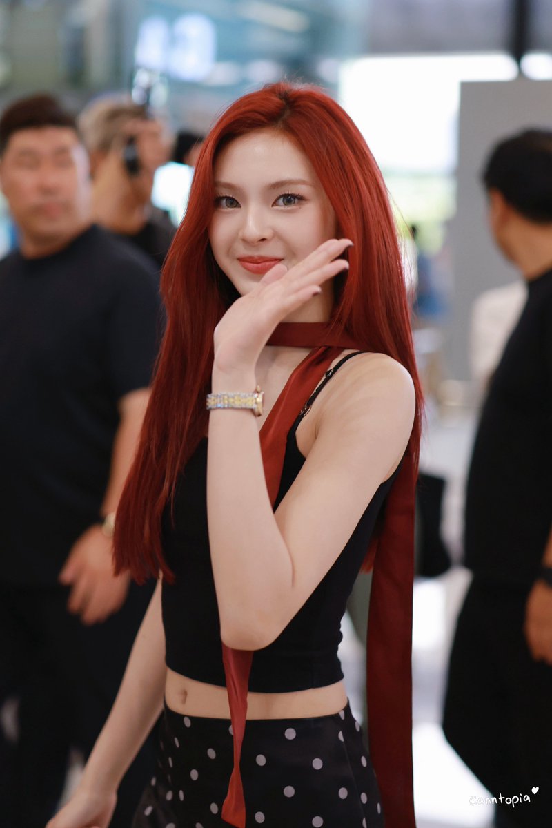chiqiricha's tweet photo. And I will keep flexing my hair. 😂 https://t.co/GDu5hgtjK7