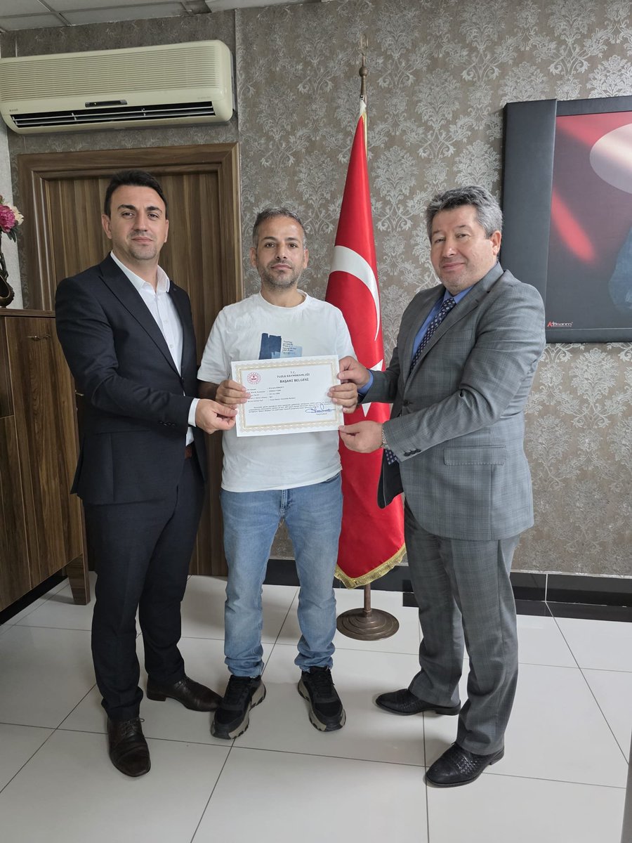 tuzlasgm's tweet photo. Kamu hizmetlerinin etkin yürütülmesine katkı sunan Destek(Evrak)pers.Mustafa Demirci ve Songül Limon ile Halkla İlişkiler-GSS per.miz Mustafa Durkaya'ya Sn. Kaymakamımız tarafından verilen Başarı Belgeleri Müd.müz Adem Koç ve Müd.Yrd.Erkan Tepebaş tar.takdim edilerek teşekkür edi https://t.co/JjDHj02guH